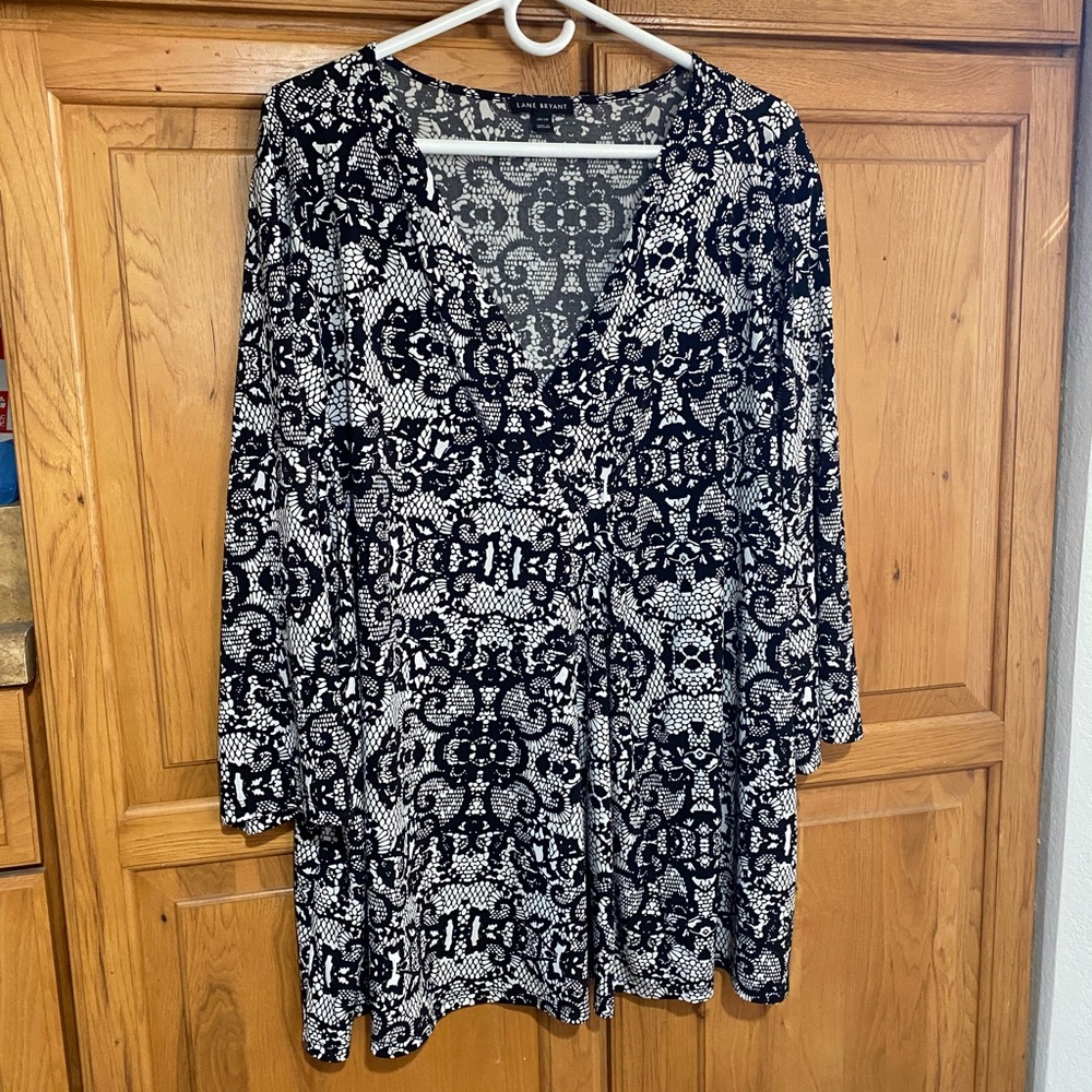 Lane Bryant black/white pleat front top size 26/28